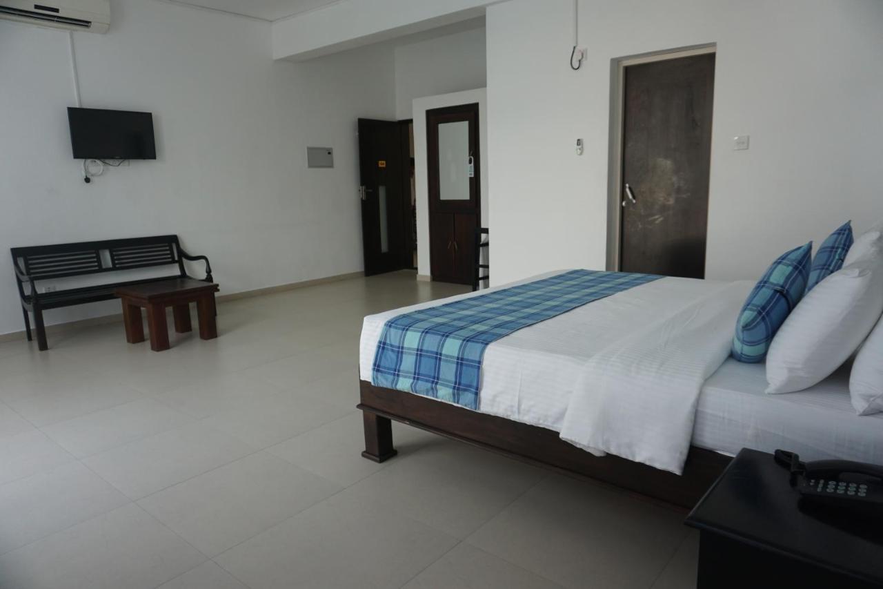 Twenty Two Binaweli Hotel Уелигама Екстериор снимка