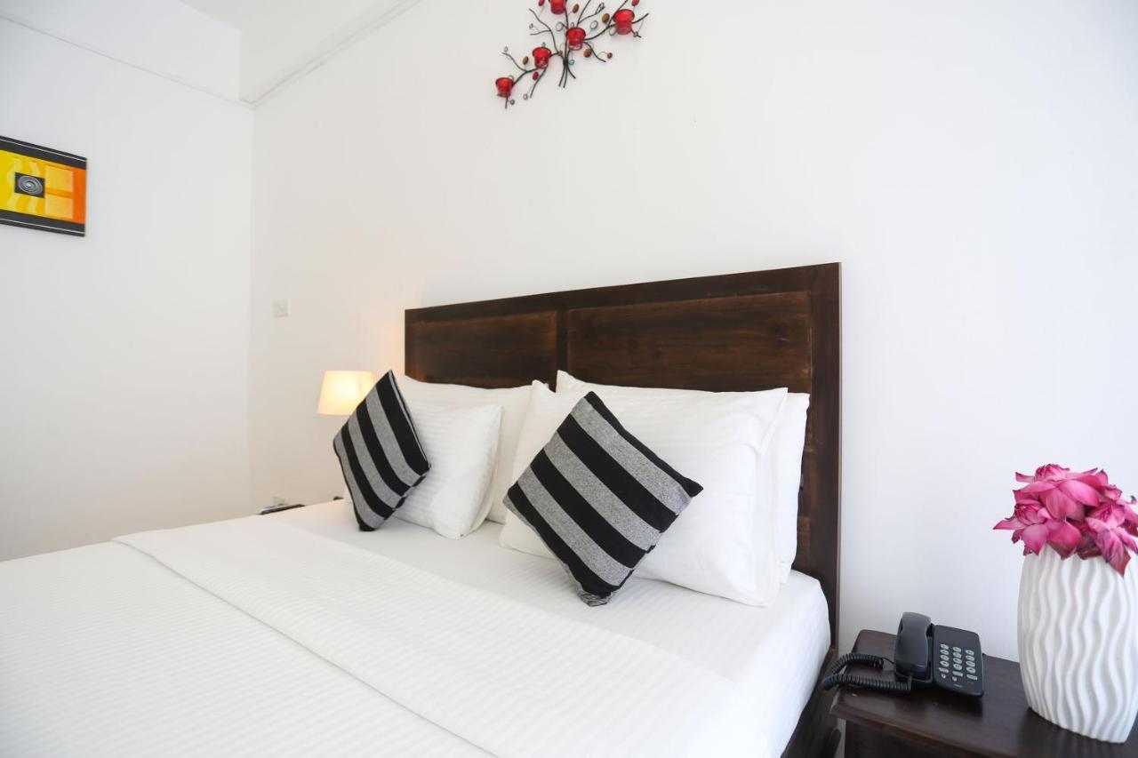 Twenty Two Binaweli Hotel Уелигама Екстериор снимка
