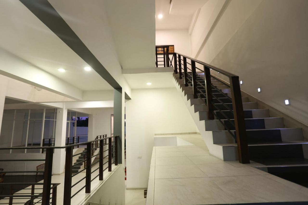 Twenty Two Binaweli Hotel Уелигама Екстериор снимка